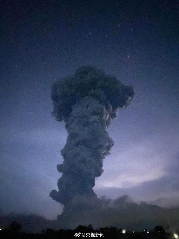 菲律宾一火山喷发灰柱高达5000米