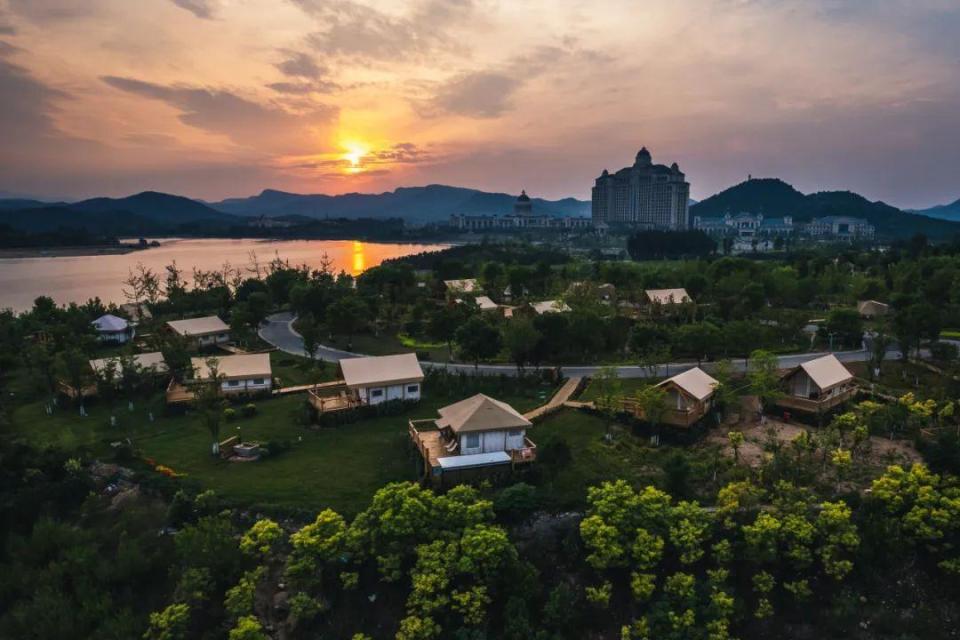 图源:nahafa·雪野国际露营度假村露营地位于清澈如画的雪野湖畔