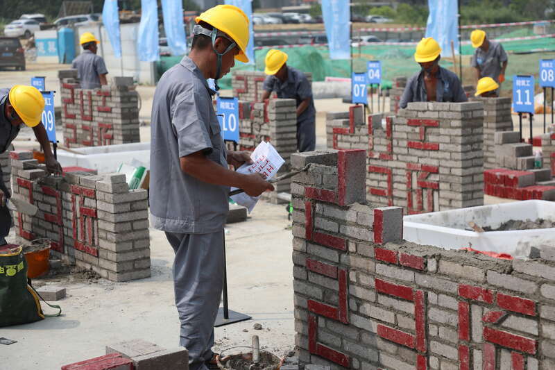 砌筑工竞赛试题要求参赛选手采用"三一"砌砖法,按"2023工匠"的设计