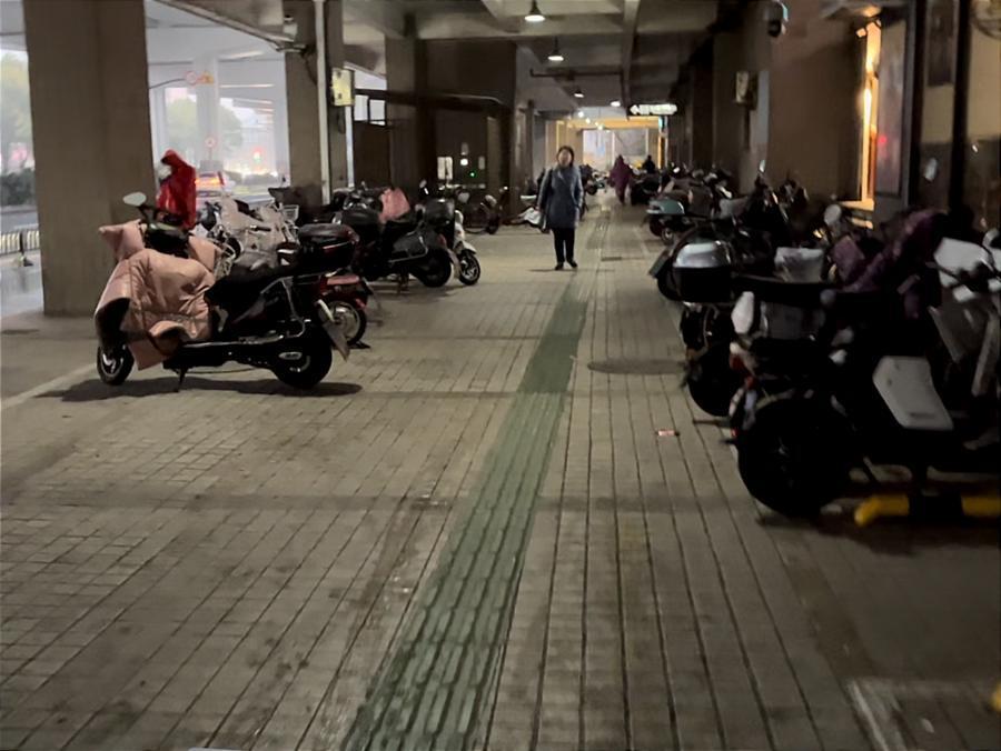 3号线江湾镇地铁站被非机动车包围乘客穿行不便还担心有消防隐患