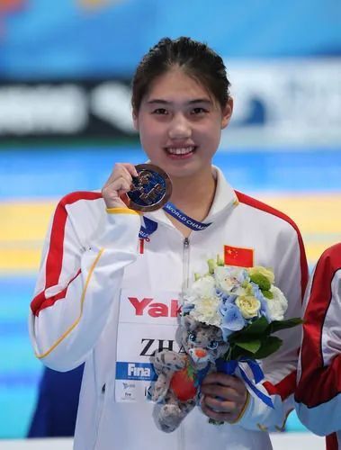 知道图片来源:张雨霏微博15岁入选国家队成为队中年龄最小的队员13岁