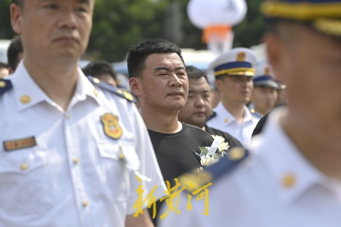 “全城出动，只为接你回家”抢险中牺牲的山东籍烈士冯振魂归故里_腾讯新闻