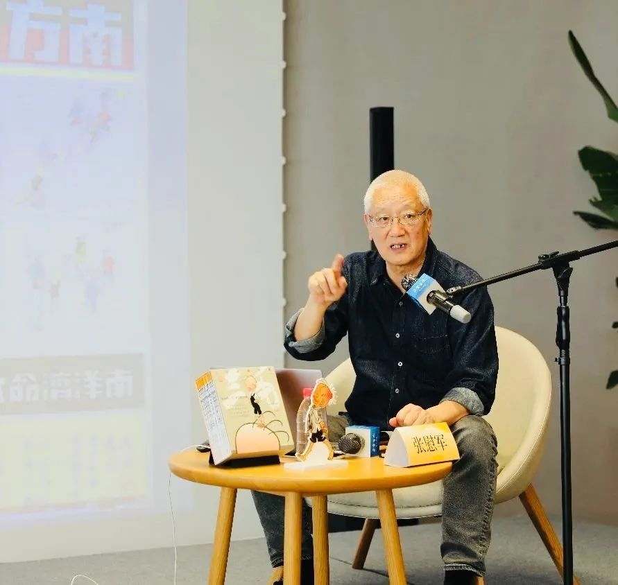 抬头看书,低头看湖|家门口的好去处