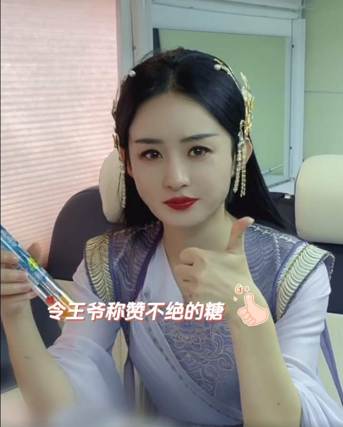 赵丽颖难掩吃货本性,细嚼慢咽显淑女,与杨幂鞠婧祎成对比_腾讯新闻