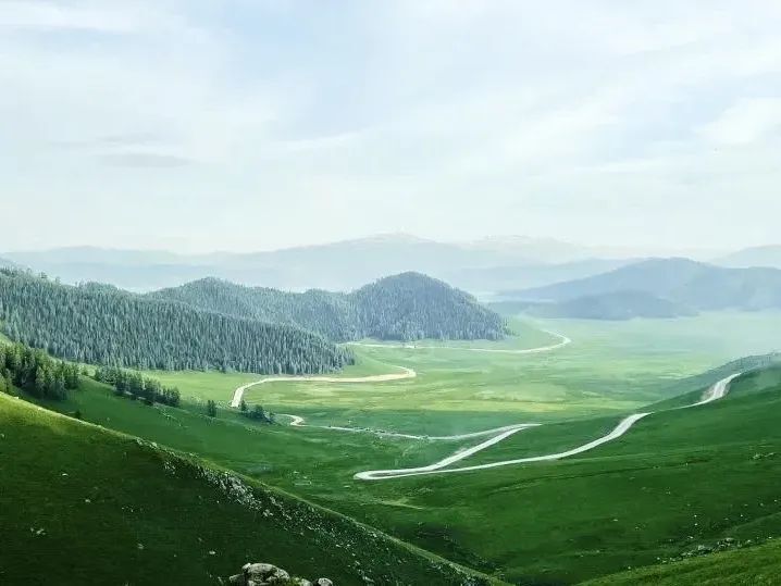 阿禾公路精品旅游线路东起阿勒泰市大东沟和小东沟岔口处,西至布尔津