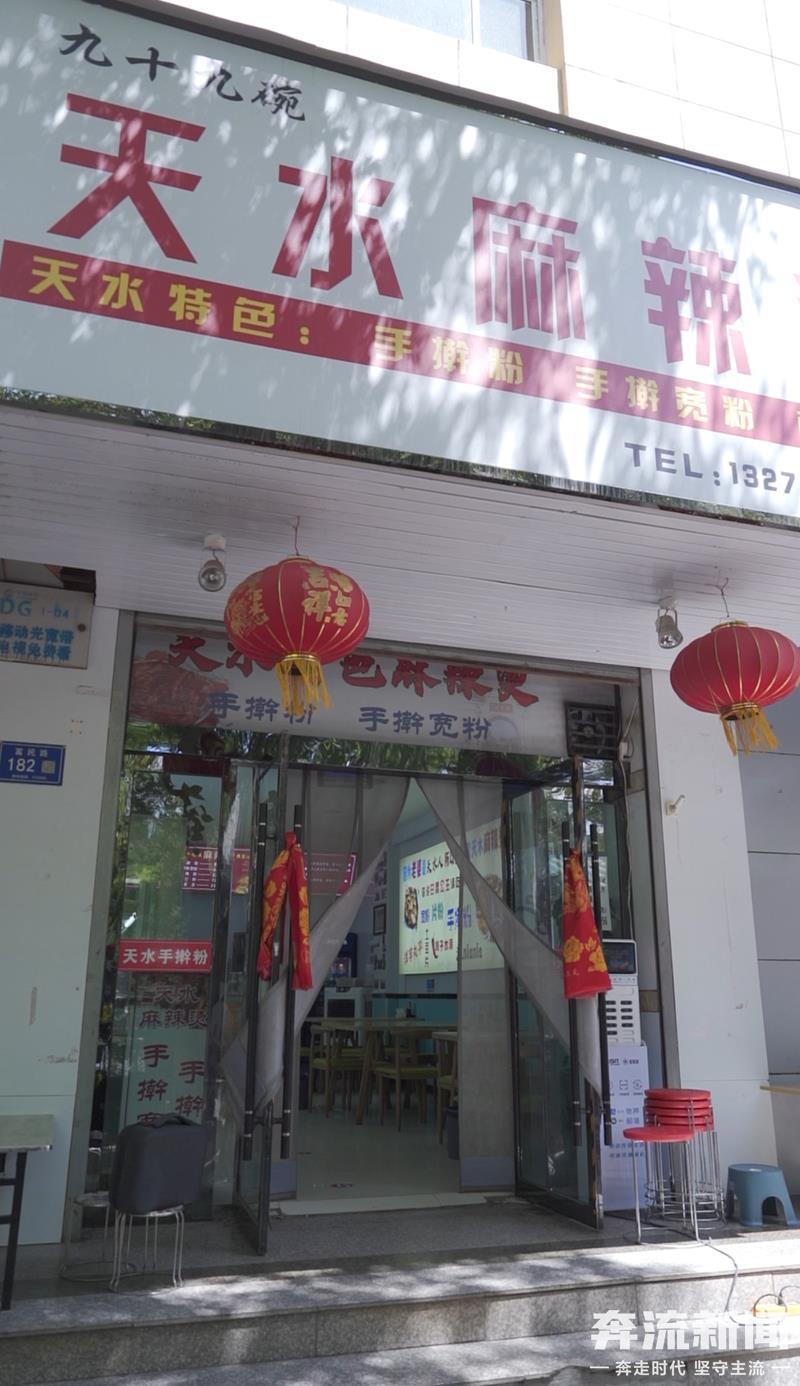 胡小巍一家三代从戎参军,接力保家卫国的故事成为一方美谈,而在平凡