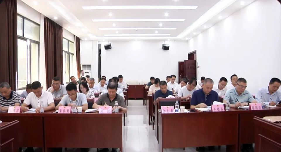 县人大常委会主任卢世华,县人大常委会副主任刘登高,张炬,边江,邹正欣