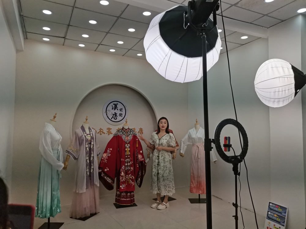 行丨曹县大集镇:全国电商市场近70%的表演服饰和30%的汉服产自这里