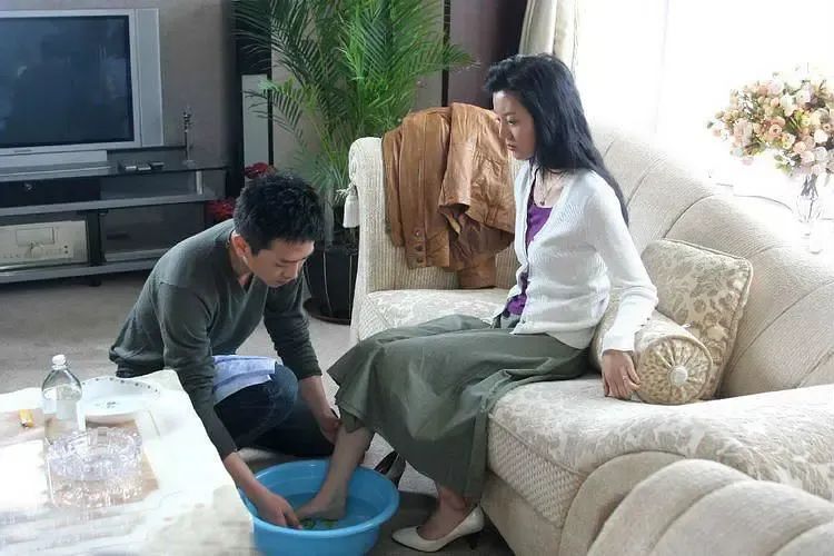 孟总给女朋友洗脚.