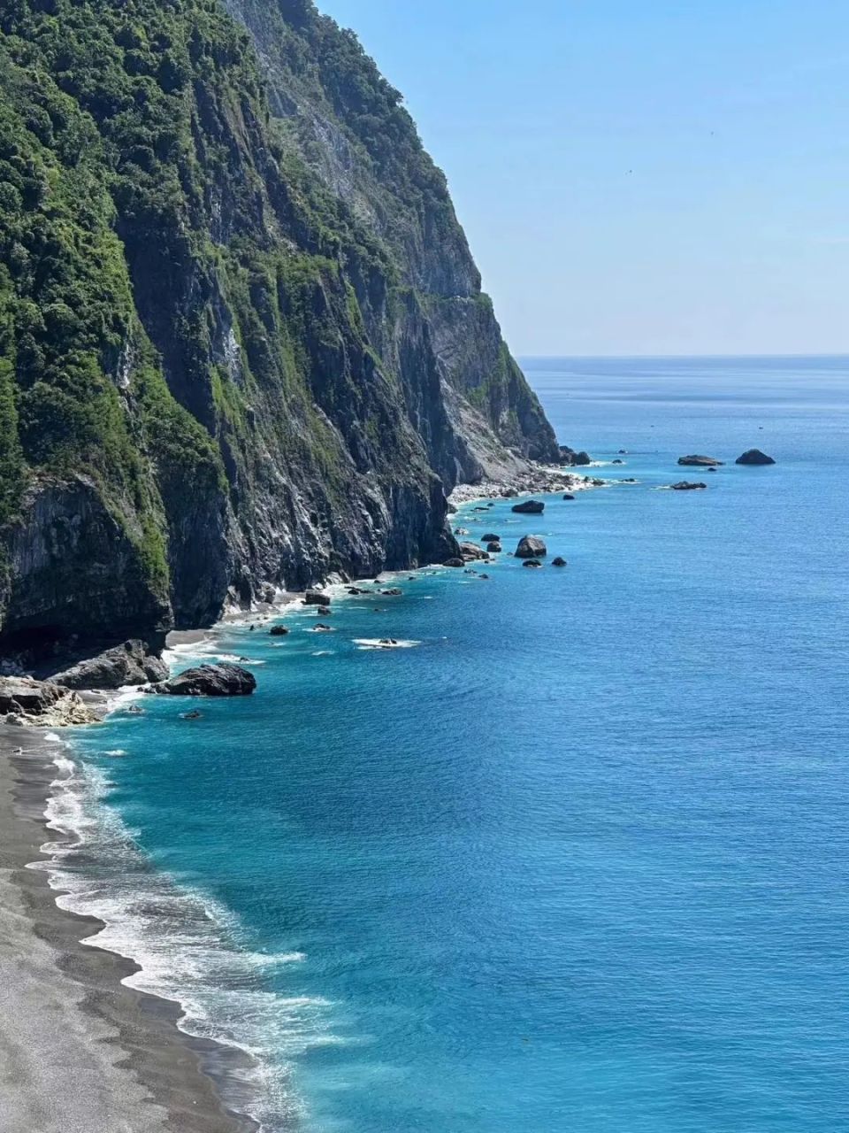 崖逼海,一处处陡直如墙的峭壁直插海底,将太平洋上奔涌而来的滔天白浪