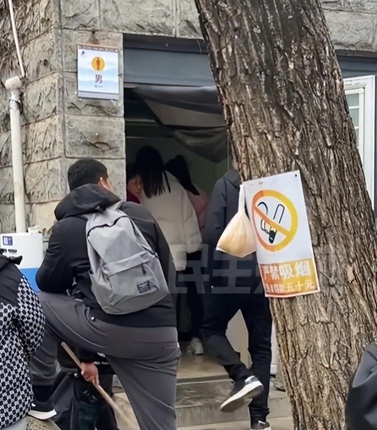 泰山景区男厕所被女性排队霸占,游客:女厕所已经排满了人,工作人员