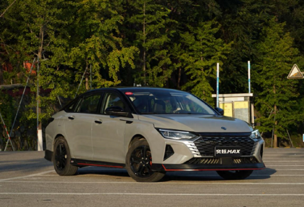 年轻人都喜欢东风风神奕炫max?家轿亦可赛道,实力决定一切_腾讯新闻