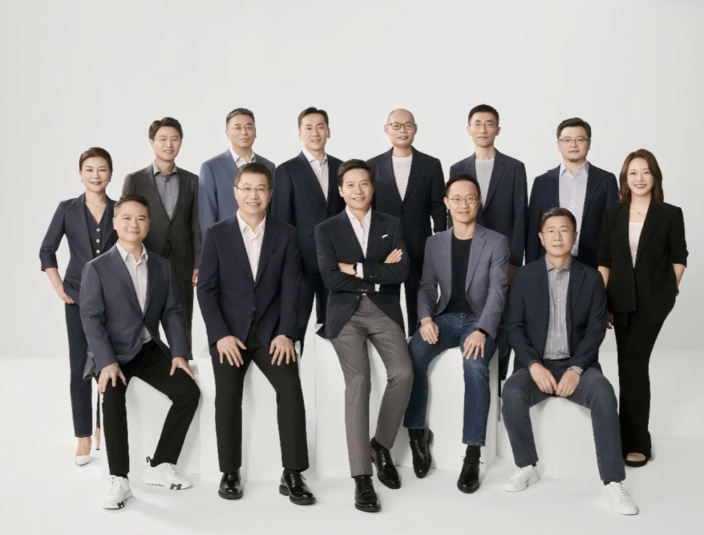 小米更新管理层团队照:雷军身处c位,新晋升女性高管许斐,张剑慧在列