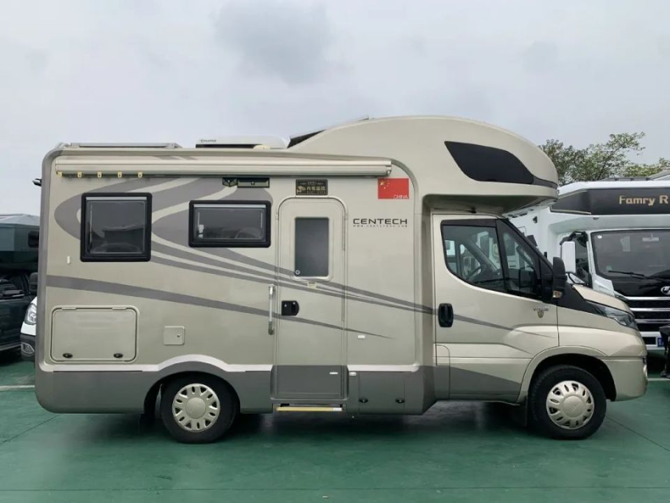 【二手房车】17年8月中天进口依维柯底盘c型房车