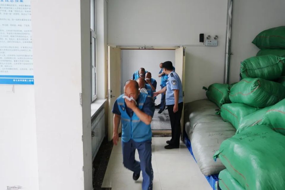 七台河市消防救援支队深入黑龙江省七台河监狱开展灭火疏散演练