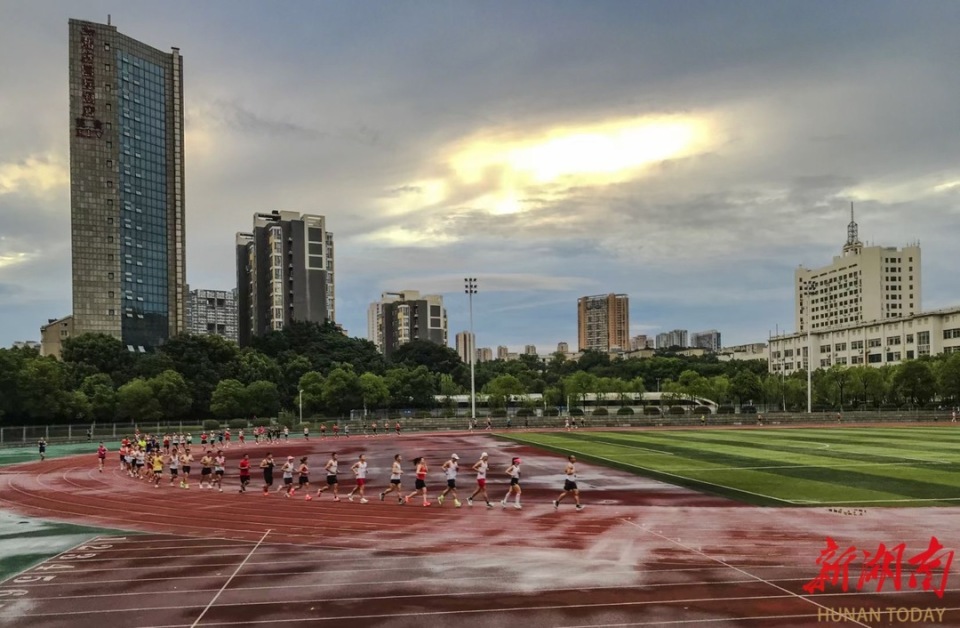 杨勇介绍说,跑团规模已经突破800人,为了便于管理,分成了4个分团.