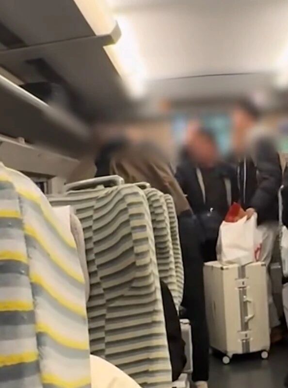 男子高铁请求让座被拒，怒骂对方“畜生”_腾讯新闻