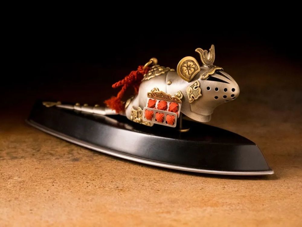 这位艺术家坦言,自己在制作时也不仅仅是参考中世纪的铠甲风格,还受到