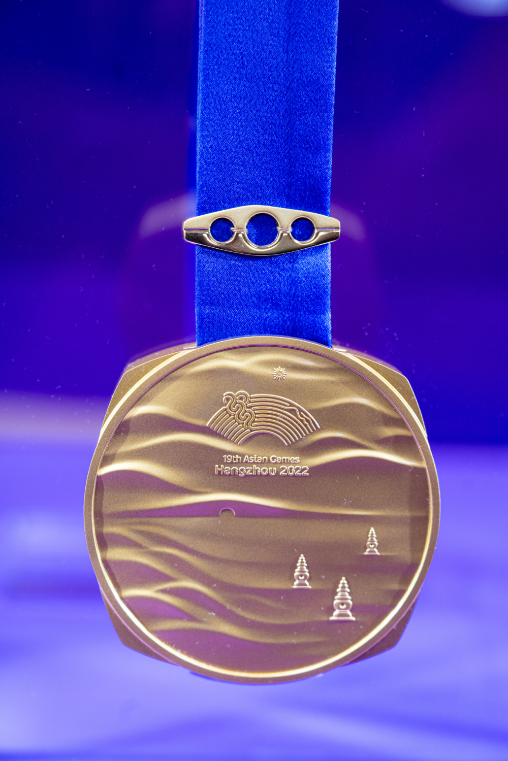杭州第19届亚运会奖牌"湖山"有什么寓意?听主设计师来谈一谈_腾讯新闻