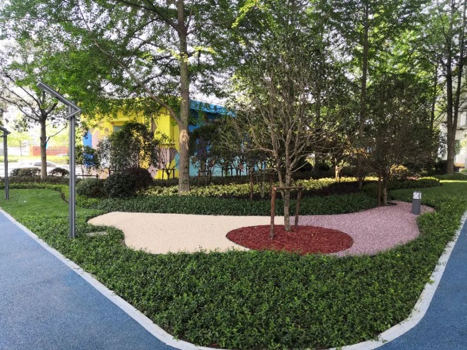 本项目对嘉兴街道的8条道路进行改造提升,所涉及道路周边多以居民住宅