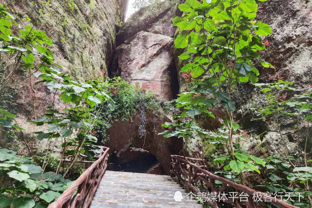 会昌汉仙岩传说八仙之汉钟离飞升地丹霞石极难爬需手脚并用