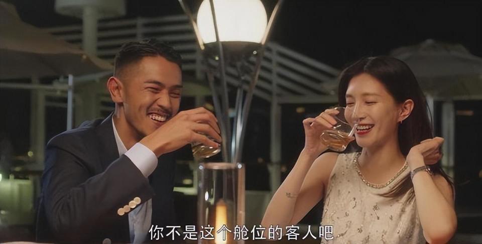 《三十而已》王漫妮跟梁正贤参加商业会议时的一个举动,太现实了