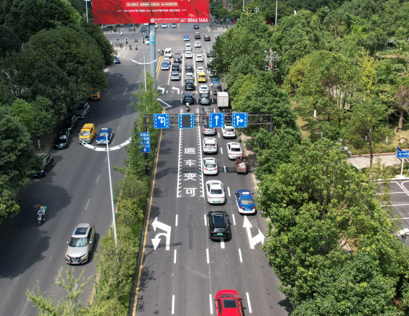 "可变车道" 1!通行贵阳这一路口时请注意相关标识