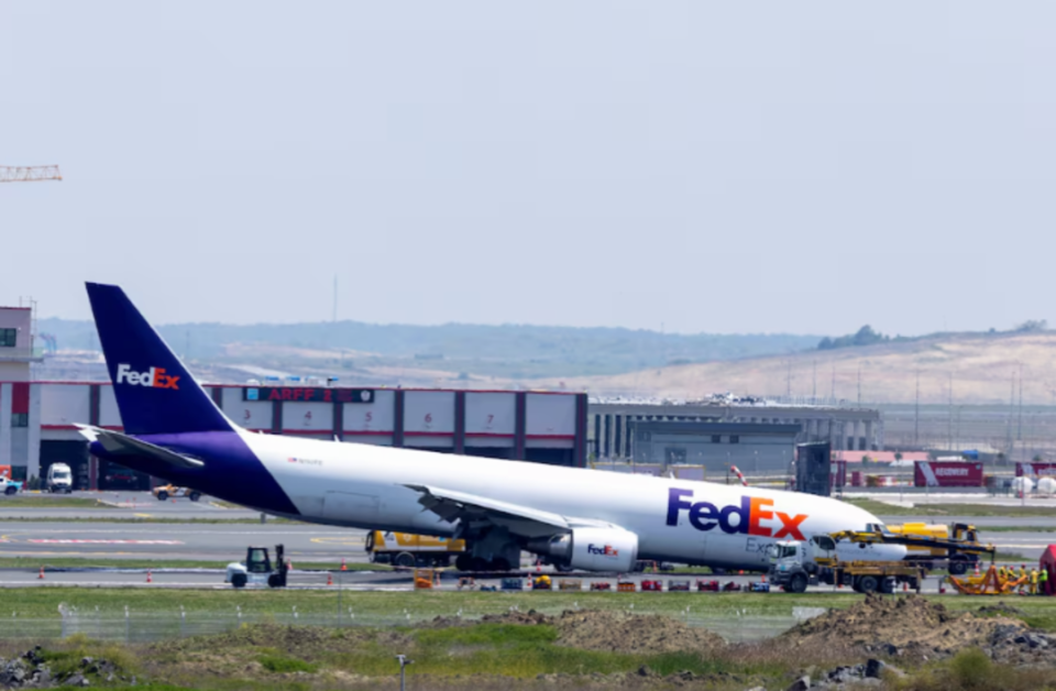 前起落架无法打开 联邦快递波音767货机紧急降落伊斯坦布尔