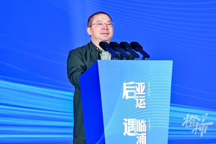 代表,浙江吉利远程新能源商用车集团有限公司董事长周建群感慨万千,他