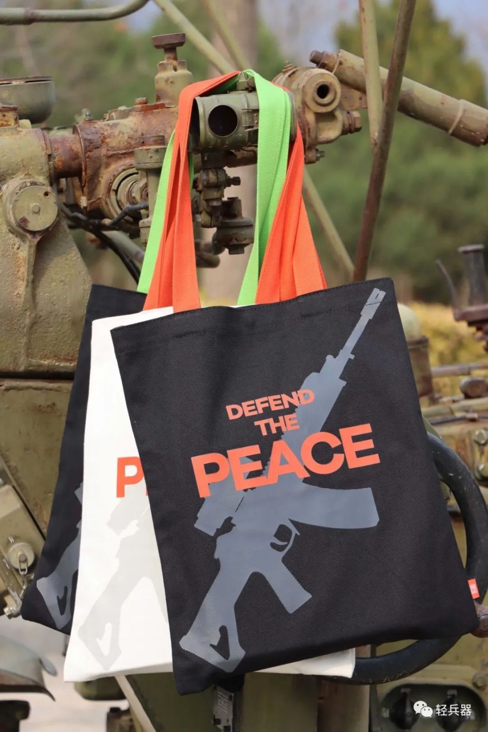 的主旨贯彻到底背部印有208所logo诠释轻武器使命"保卫和平"defend