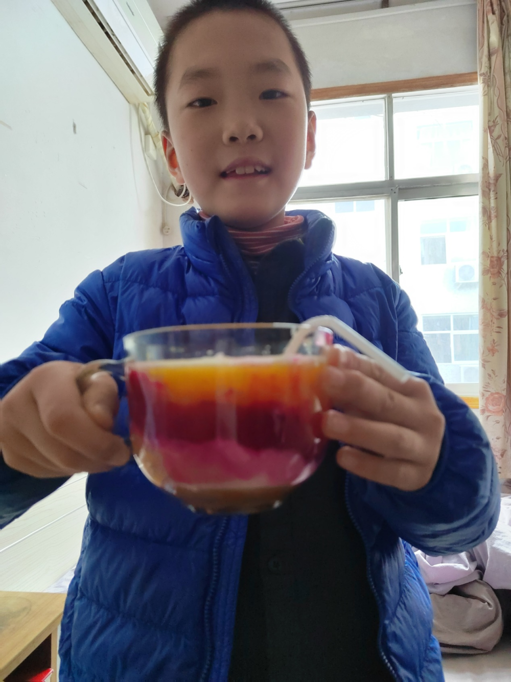 三年级学生进行了制作分层饮料.