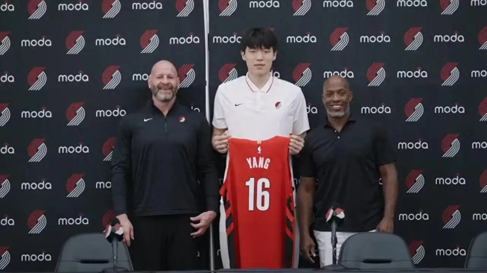 杨瀚森球衣到货仍难取，球衣线头被吐槽，球员版和球迷版差在哪？