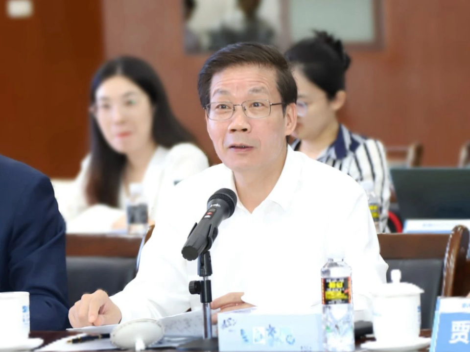 6月17日海南医科大学校长调研二附院，要求至少减三分之一科室