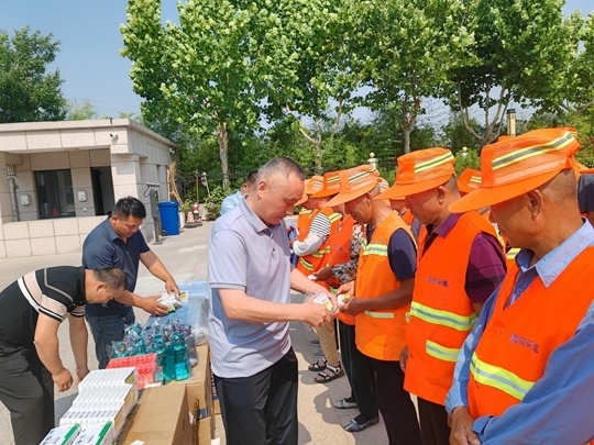 商丘市睢阳区城管局:炎炎夏日送清凉 丝丝关怀沁人心