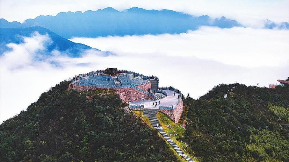 回龙山是资兴"古八景"之一,四季美景如画,春可观杜鹃花海,夏可避暑