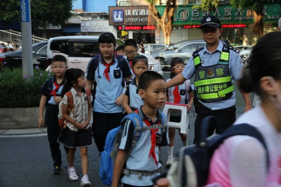 9月2日,西乡塘分局民警到坛洛中学开展消防安全隐患排查