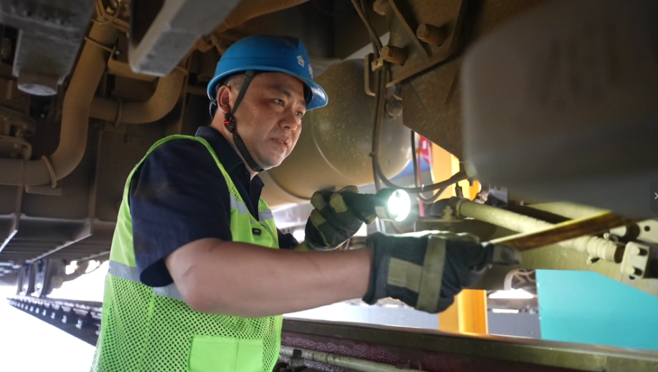 当整备司机将机车移至待乘位若机车有故障就需要行修人员登场无论是