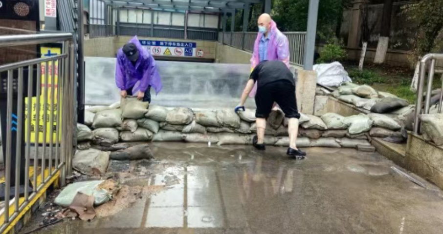 现在的荆州还是晴空万里，从今晚（23号）开始，新一轮降雨就要来了，按照气象专报：城区有较强降水，致灾风险较高。在昨天的文章《新一轮暴雨即将来袭，荆州做了这些准备！》中，我们提到：住建部门重点要求有地下车库的物业小区，规范安装防汛挡板，明确安装标准和要求，提前做好防汛物资储备，全面提升小区防汛应急能力，应对下一轮暴雨天气。这在两天，不少小区和临街门面，都准备好了相关的防汛物资。沙袋、防水挡板……荆州