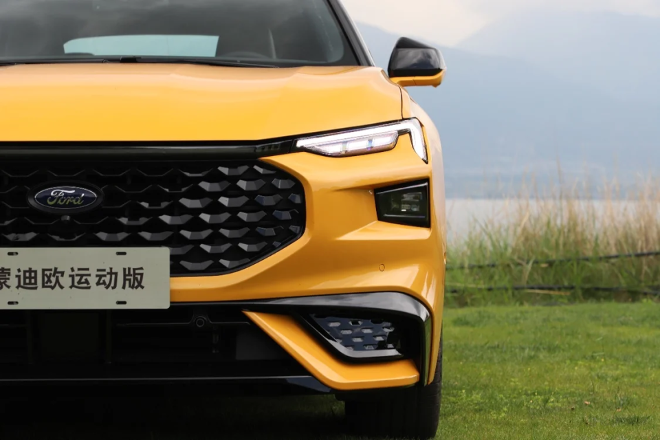 都有着标志性的设计语言,本身也就是蒙迪欧三厢版的跨界轿跑版本