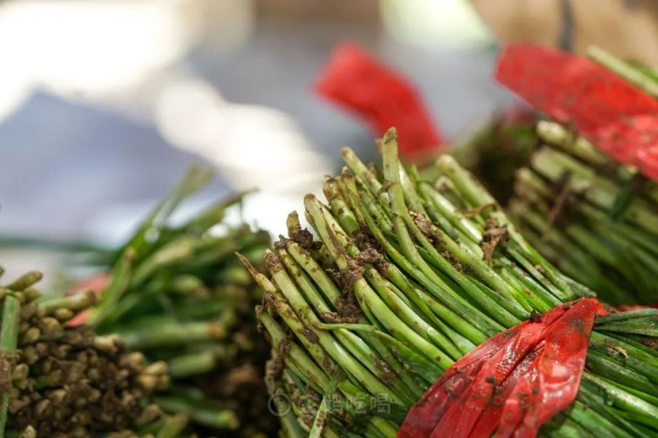 周边牧场运来的鲜羊奶,牛奶;刚从藤上,地里摘下的蔬菜堆成小山;现炸的