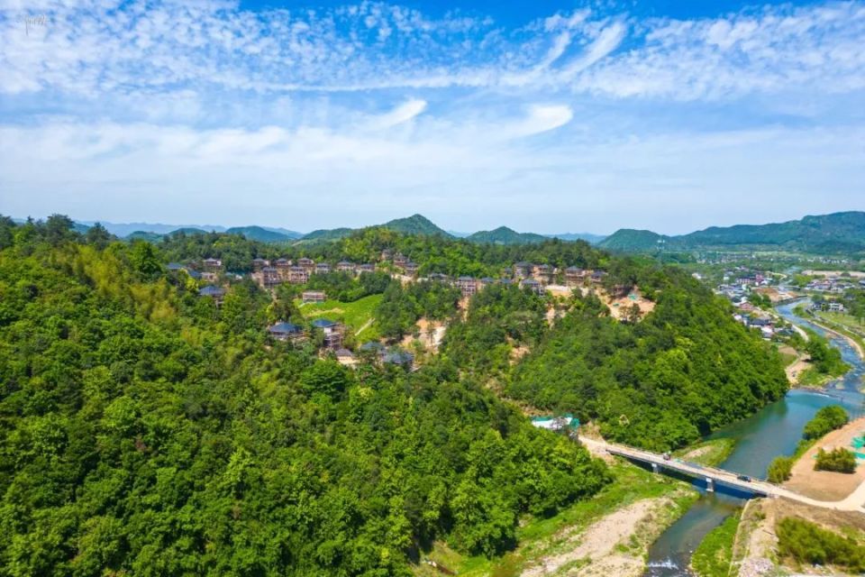 隐藏在安吉山林深处的别墅群,生态环境绝佳,听说已经烂尾很多年