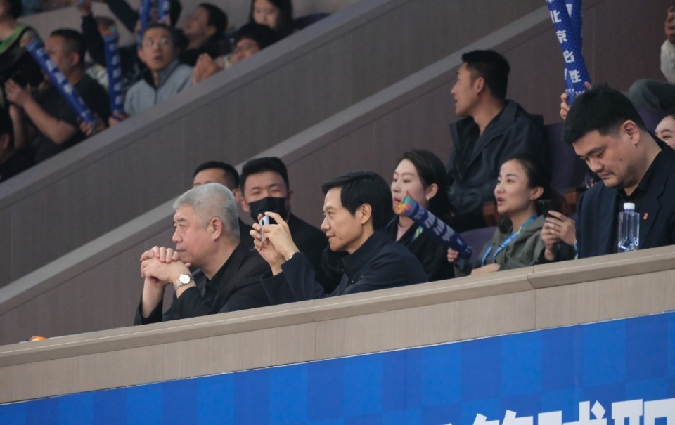 关注度很高姚明徐济成与小米科技创始人雷军一起观看京沪大战