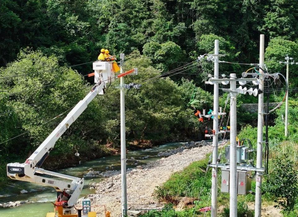 历经洪灾之后的g60邵阳至怀化高速公路一期大修工地,工程建设人员正顶