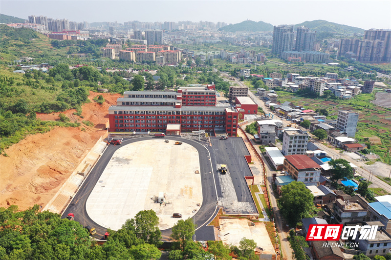 桂阳东风中学搬迁新建项目现场,工人们正忙着进行工程扫尾.