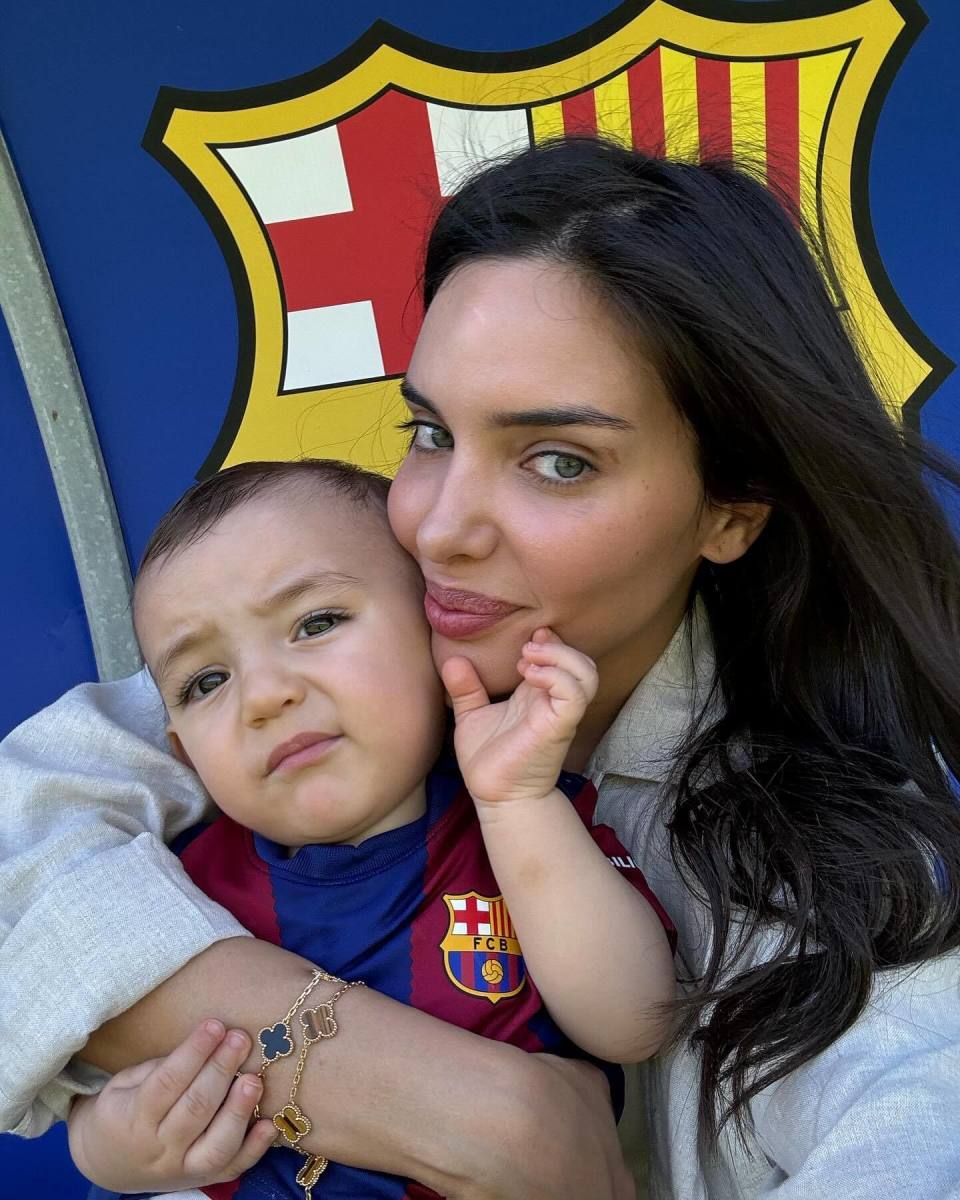 【社交秀】羡煞众人卡卡与妻子拍甜蜜写真,大罗与妻子撒狗粮