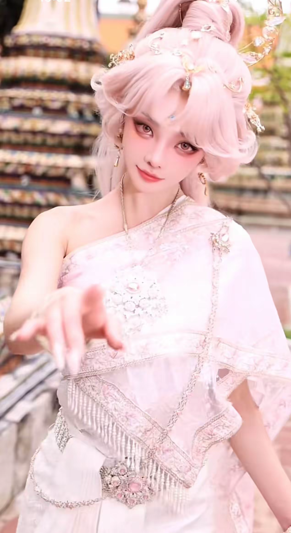 走路摇COS杨玉环？身穿白紫色旗袍，戴着透明眼镜，造型完美还原_腾讯新闻