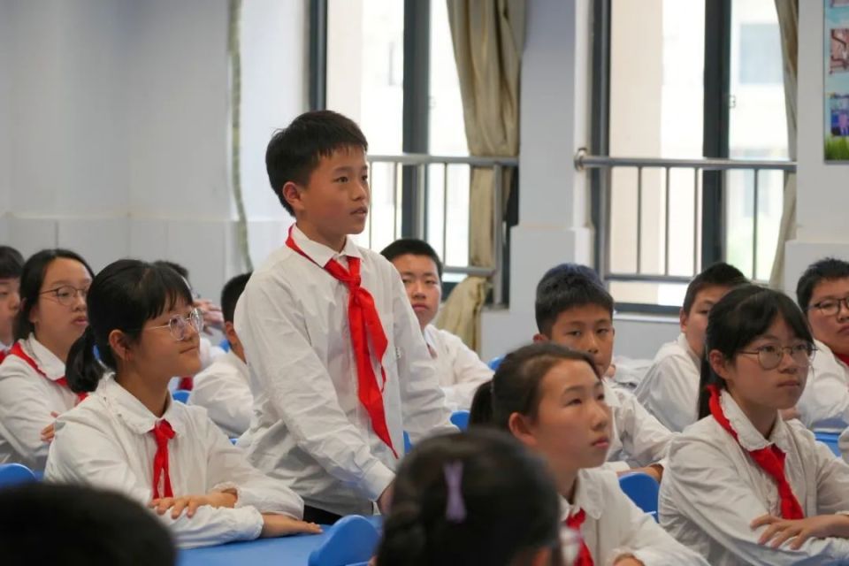  第7059期>全国人大代表携手检察官走进这所小学
