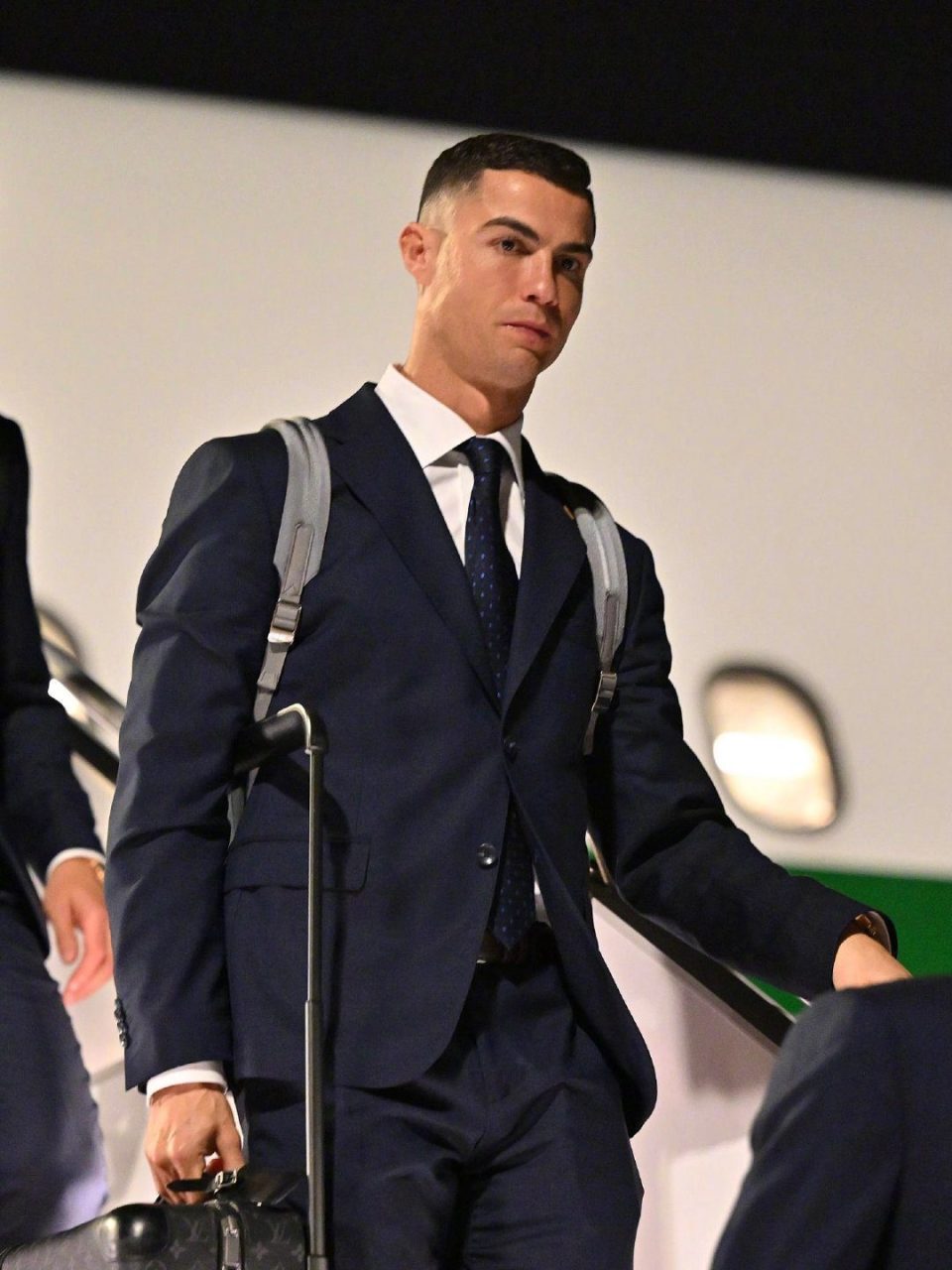 葡萄牙男模队拍西装全家福,c罗将c位让给b费b席自己站第2排_腾讯新闻