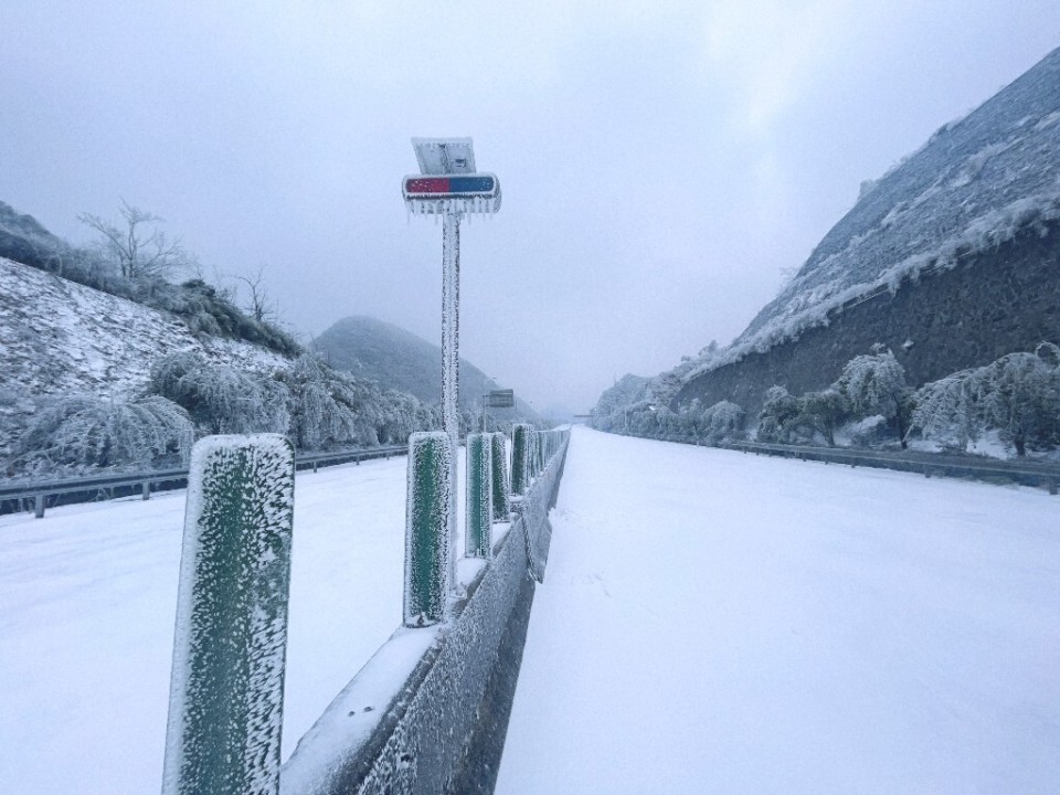 图集路面积雪结冰京港澳高速韶关段交通管制线延长