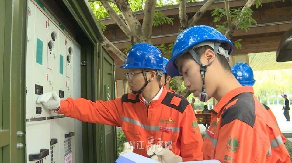 节日"不打烊"  敬业守岗位